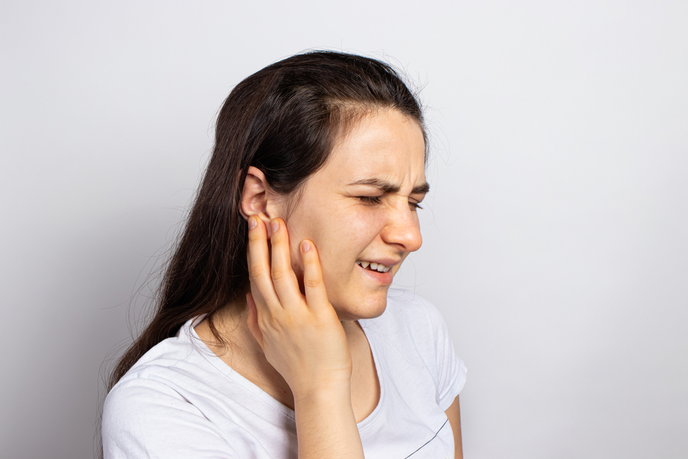 pain in ear can't close jaw